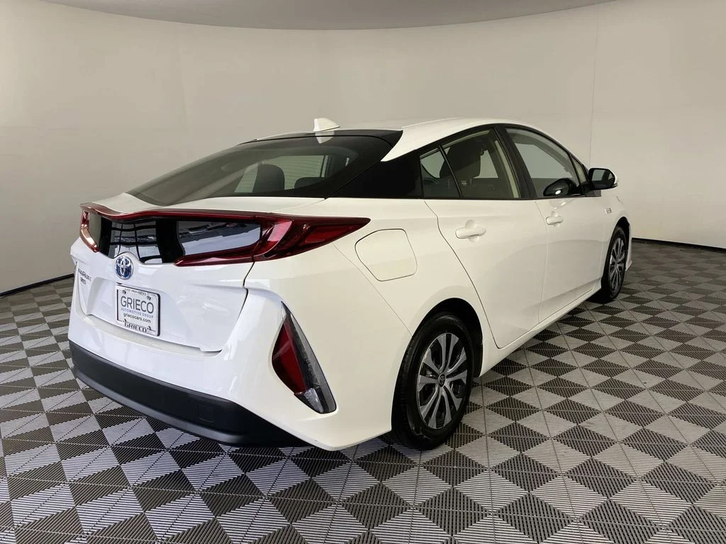 Used 2021 White Toyota LE image 9