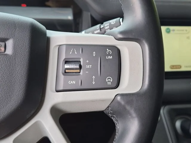 Used 2024  Land Rover SE image 18