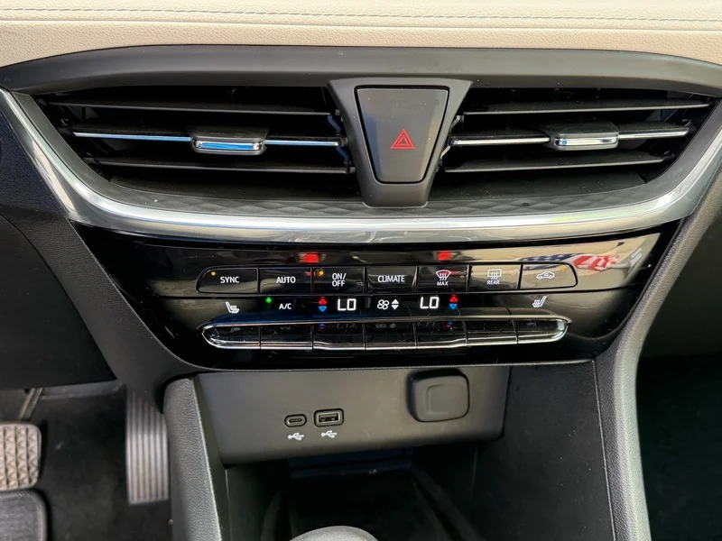 Used 2024 White Frost Tricoat Buick Avenir image 14