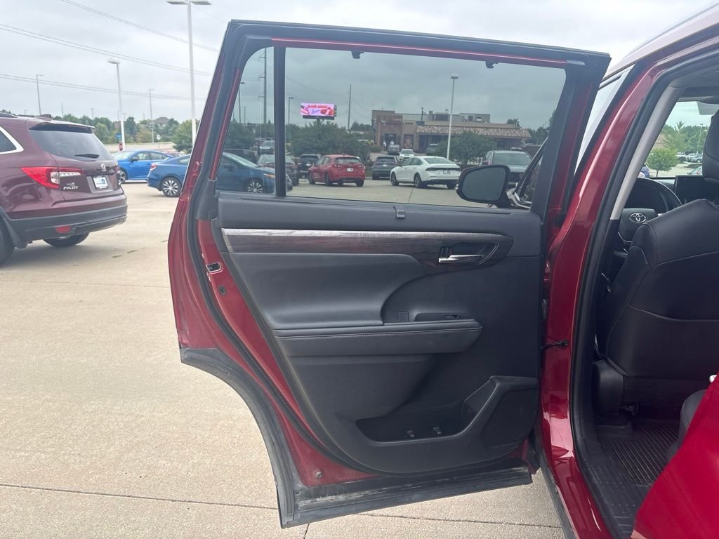 Used 2020 Pearl Toyota Platinum image 39