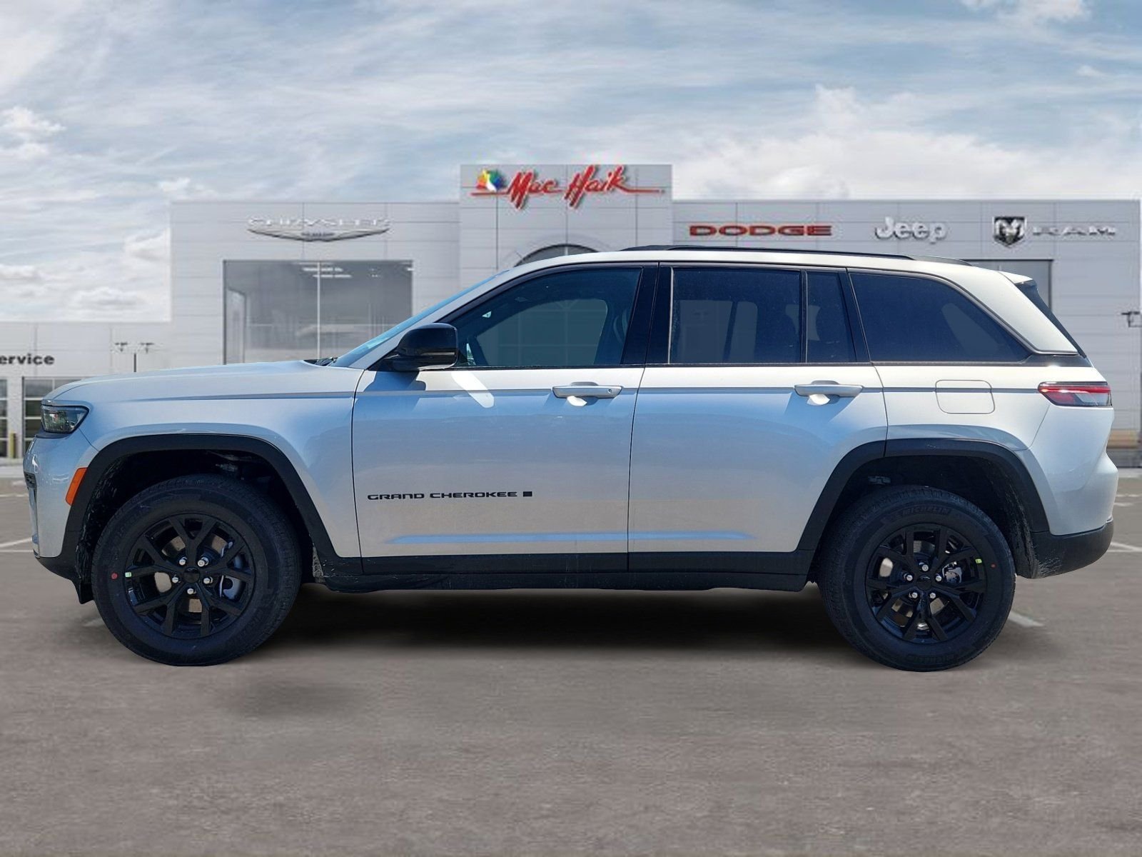 New 2026 Silver Zynith Exterior Paint Jeep Altitude image 2