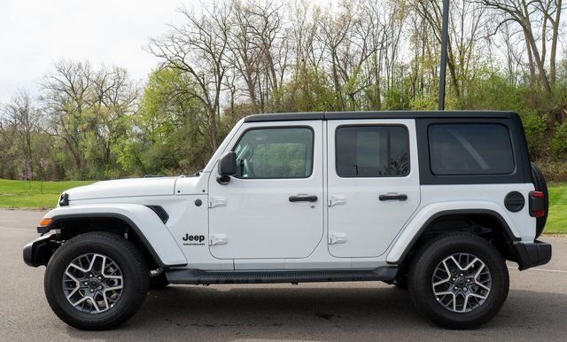 Used 2025  Jeep Sahara image 6