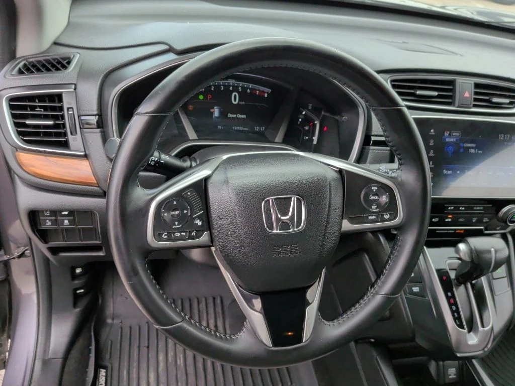 Used 2018 Lunar Silver Metallic Honda Touring image 15