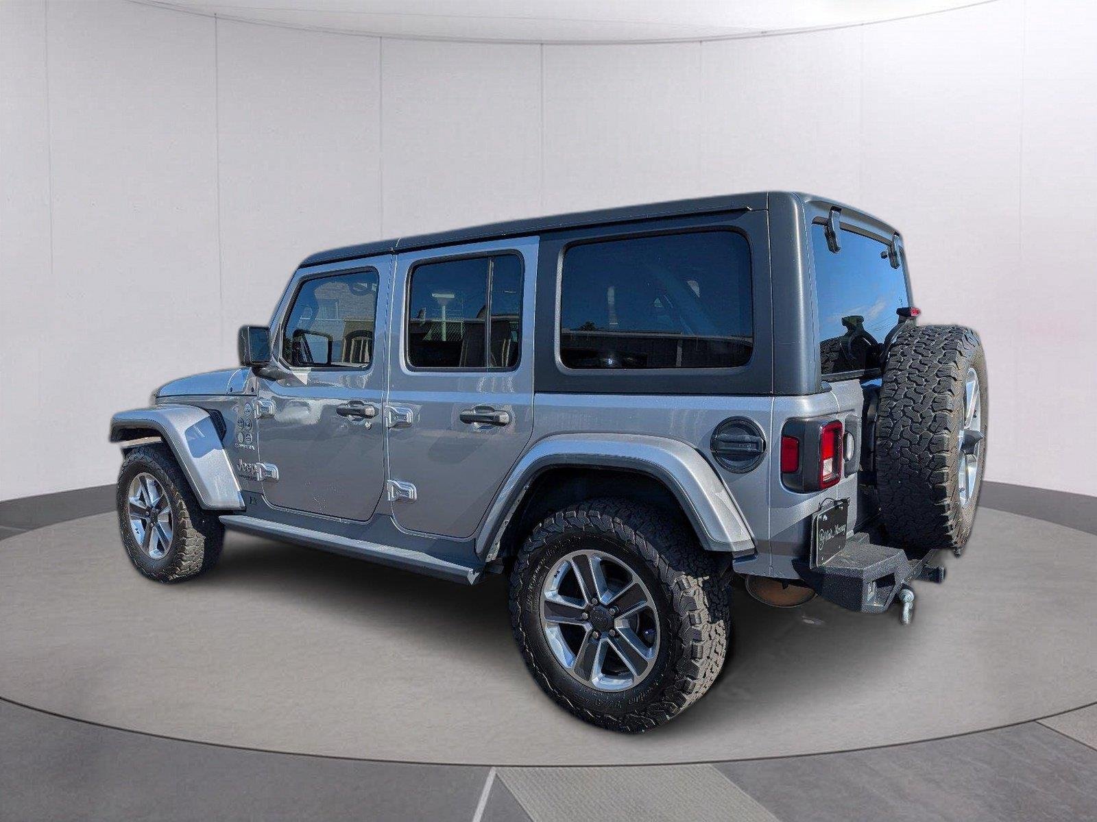Used 2020 Billet Silver Metallic Clearcoat Jeep Sahara image 5