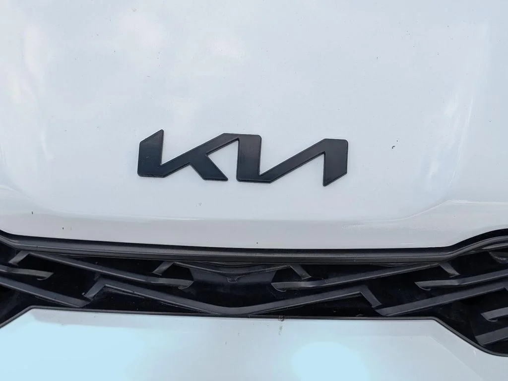 Used 2022 White Kia GT-Line image 3