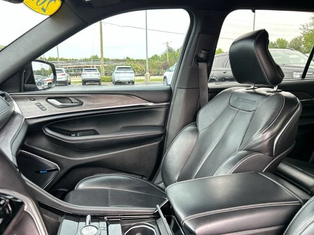Used 2022 Gray Metallic Jeep Overland image 39