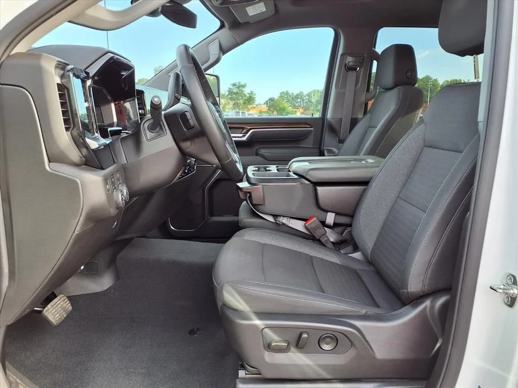 Used 2025 Summit White Chevrolet LT image 3