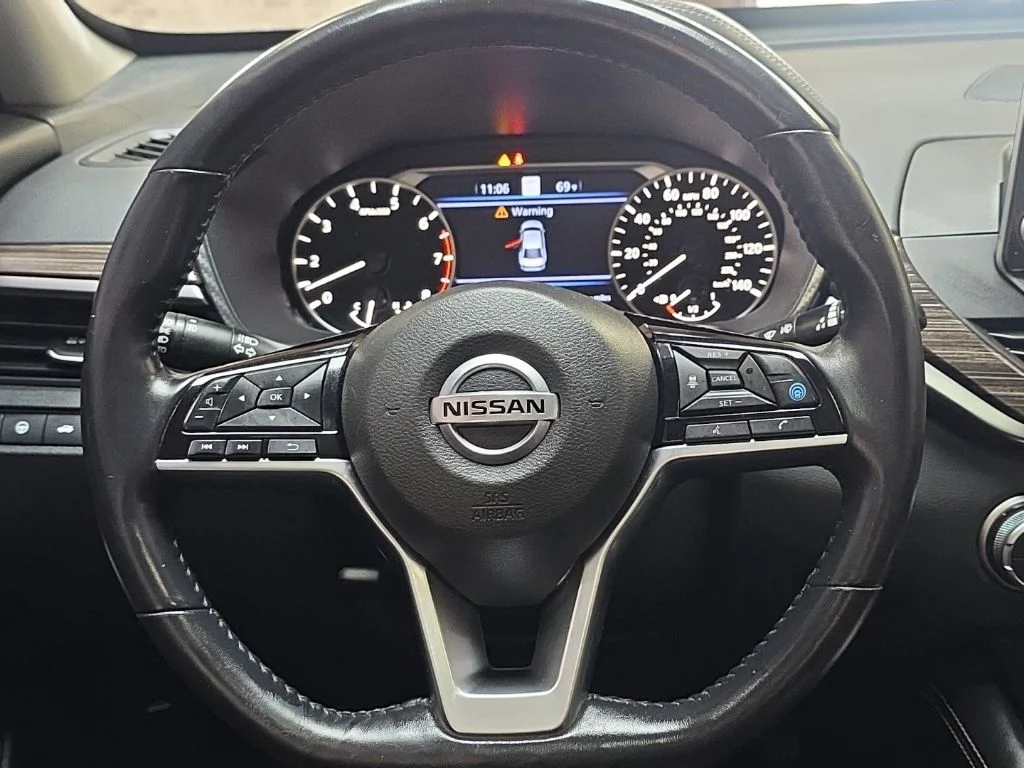 Used 2021 White Nissan 2.5 Platinum image 13
