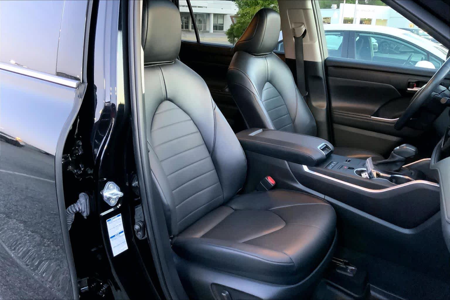 Used 2022 Midnight Black Metallic Toyota Hybrid XLE image 9