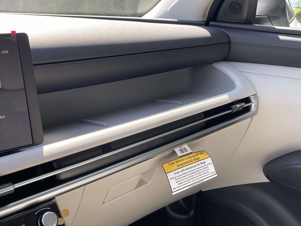 New 2026 White Hyundai SEL FWD image 30