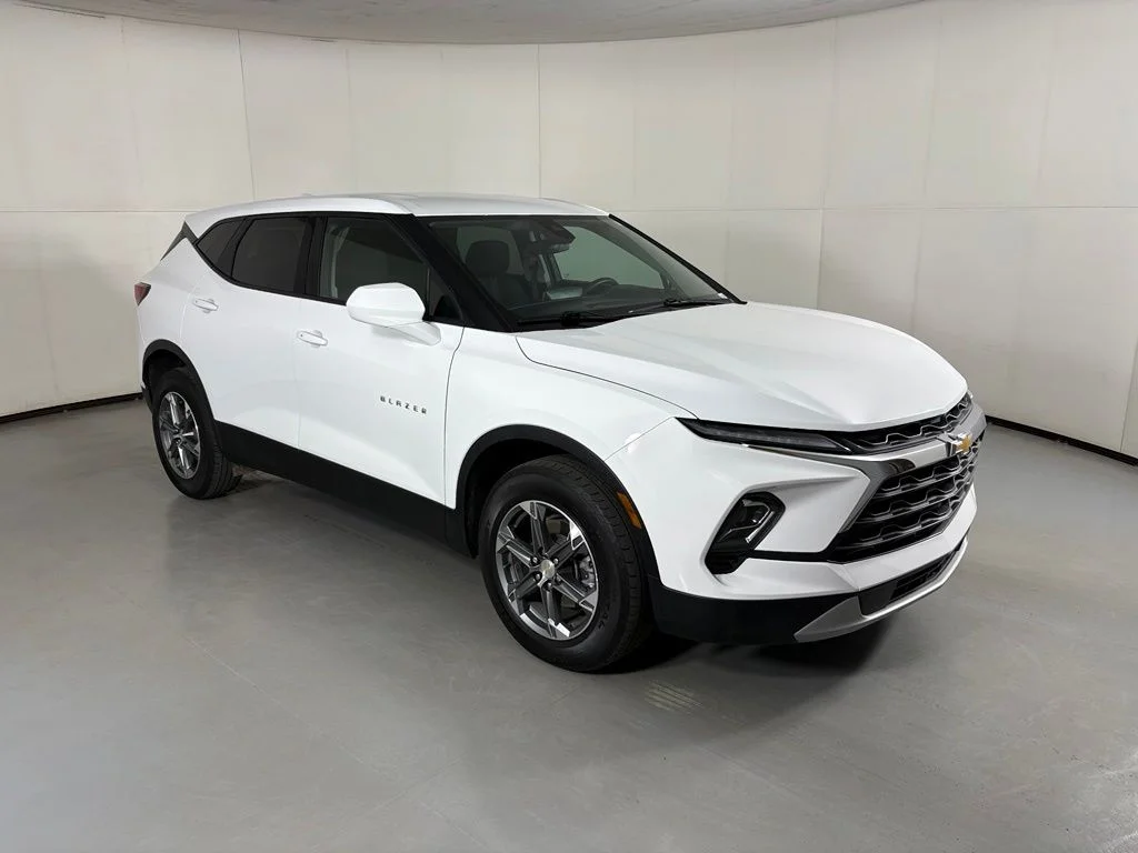 Used 2025 White Chevrolet LT image 2