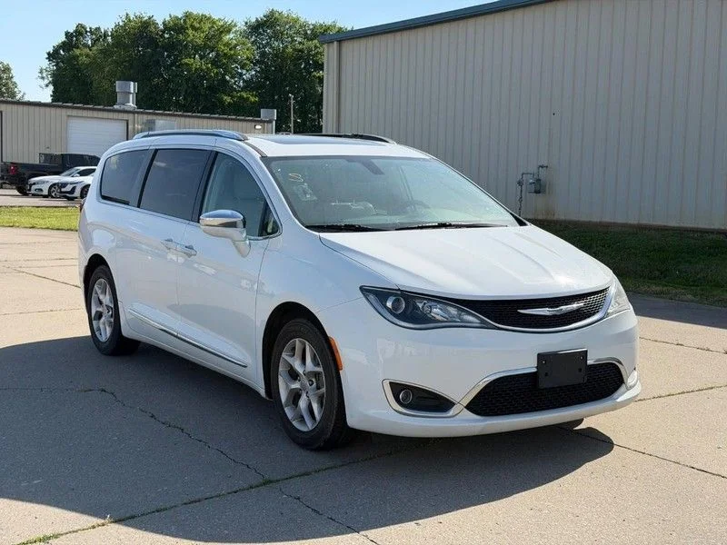 2020 Chrysler Pacifica Limited's photo