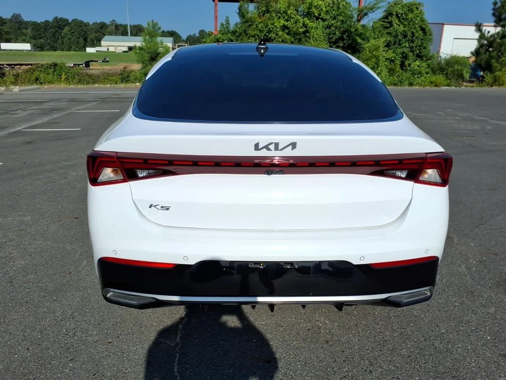Used 2022 White Pearl Kia EX image 4