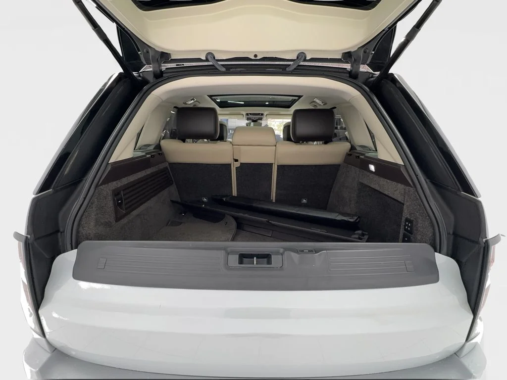 Used 2020 White Land Rover HSE image 17