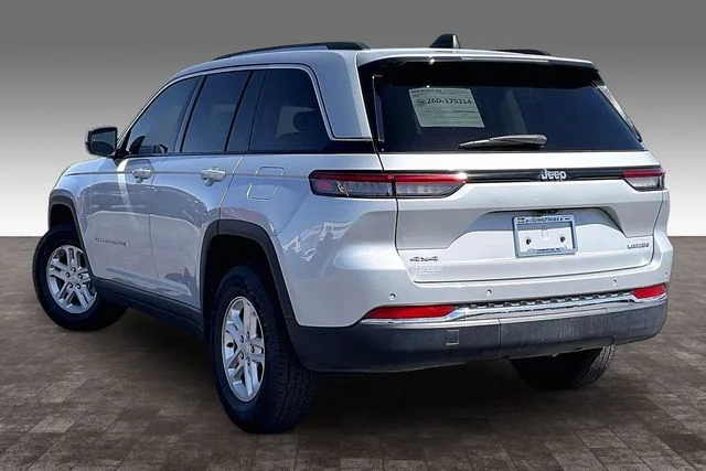 Used 2023 Silver Jeep Laredo image 12