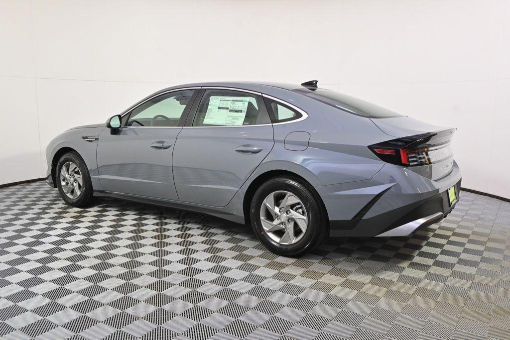 New 2026 Blue Hyundai SE image 3