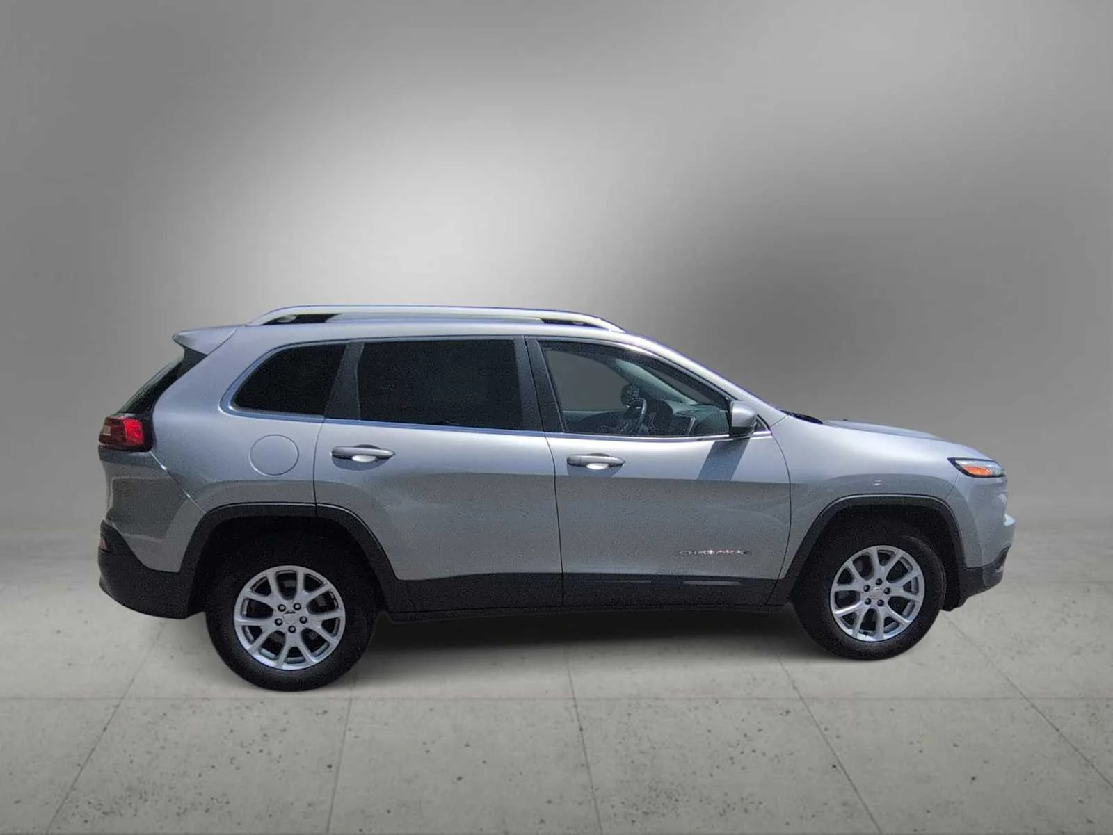 Used 2016 Billet Silver Metallic Clearcoat Jeep Latitude image 9