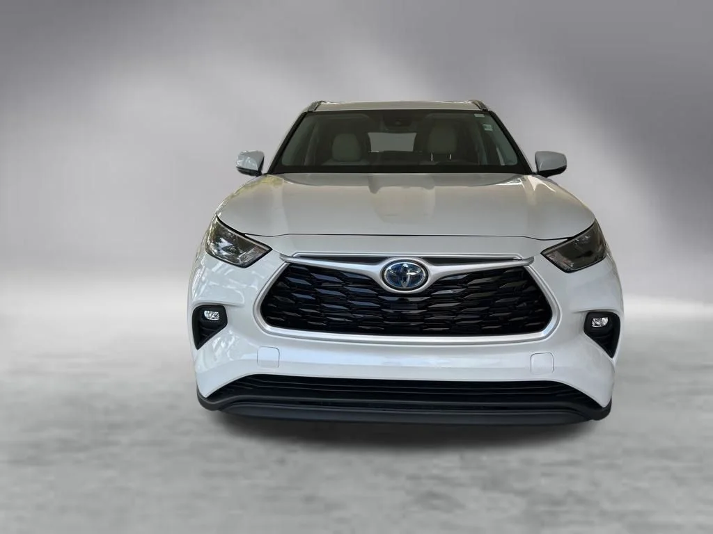 Used 2024 Beige Toyota XLE image 9