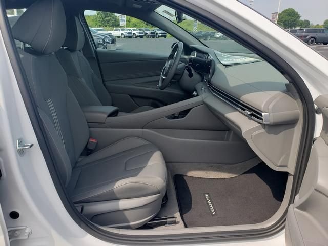 Used 2025 White Hyundai SEL Convenience image 18