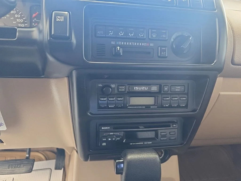 Used 2000 Red Isuzu S image 15