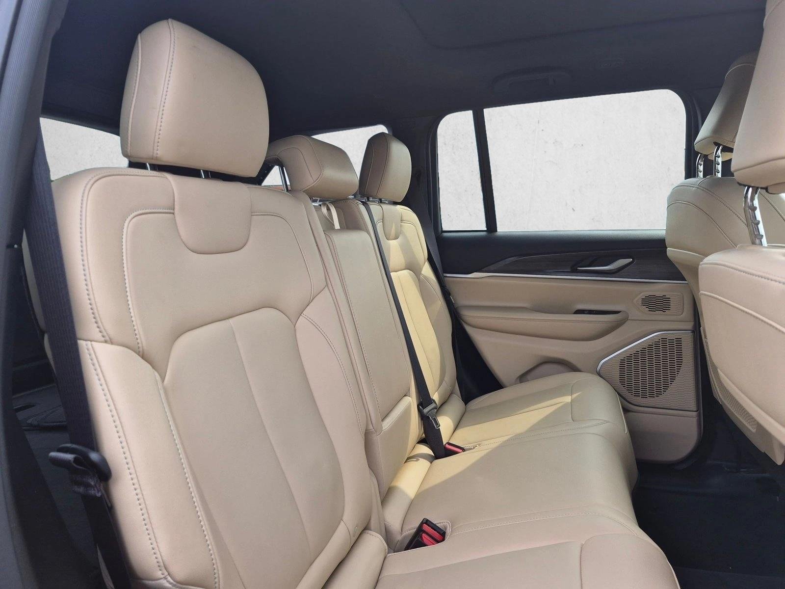 Used 2022 Diamond Black Crystal Pearlcoat Jeep  image 21