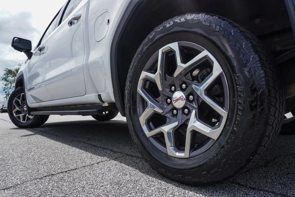Used 2022 White GMC SLT image 35