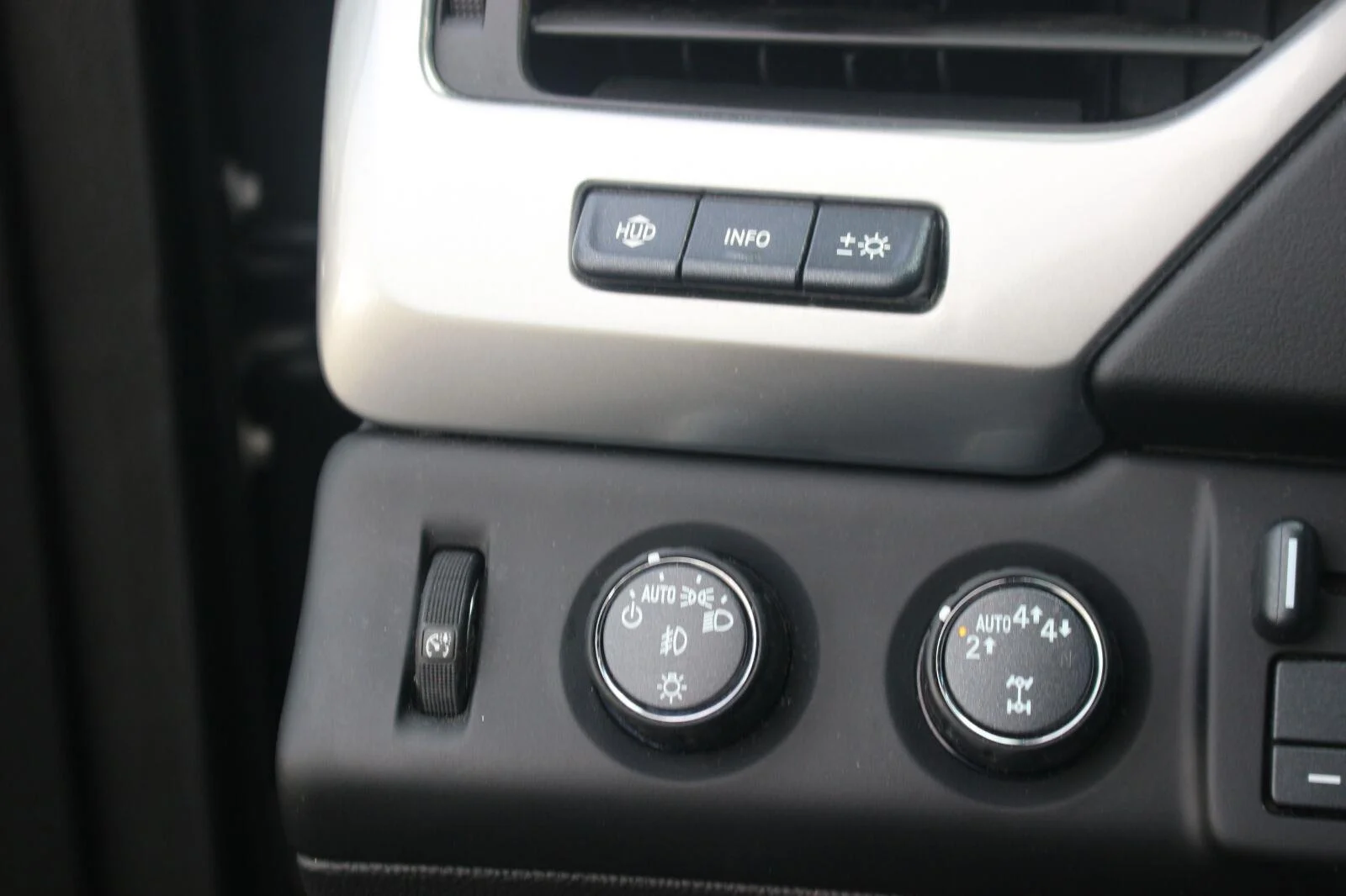 Used 2020 BLACK Chevrolet Premier image 20