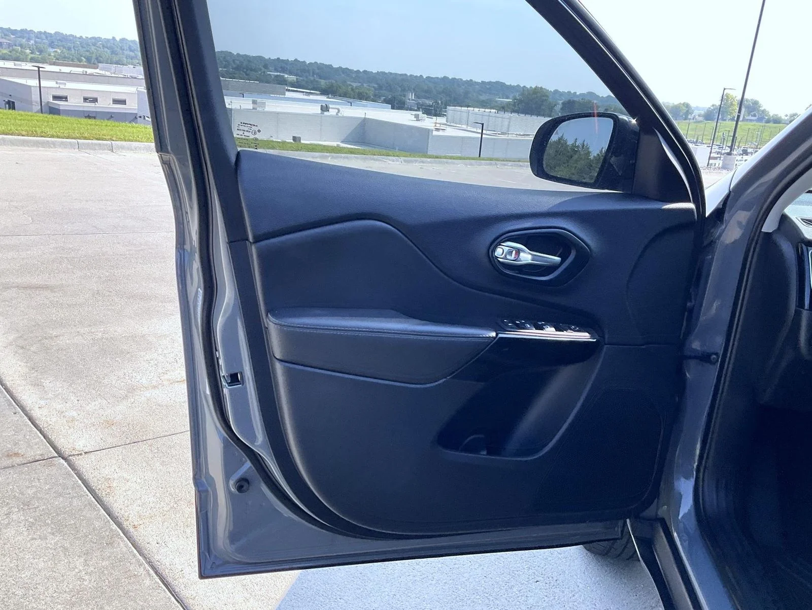 Used 2023 Gray Jeep Altitude image 10
