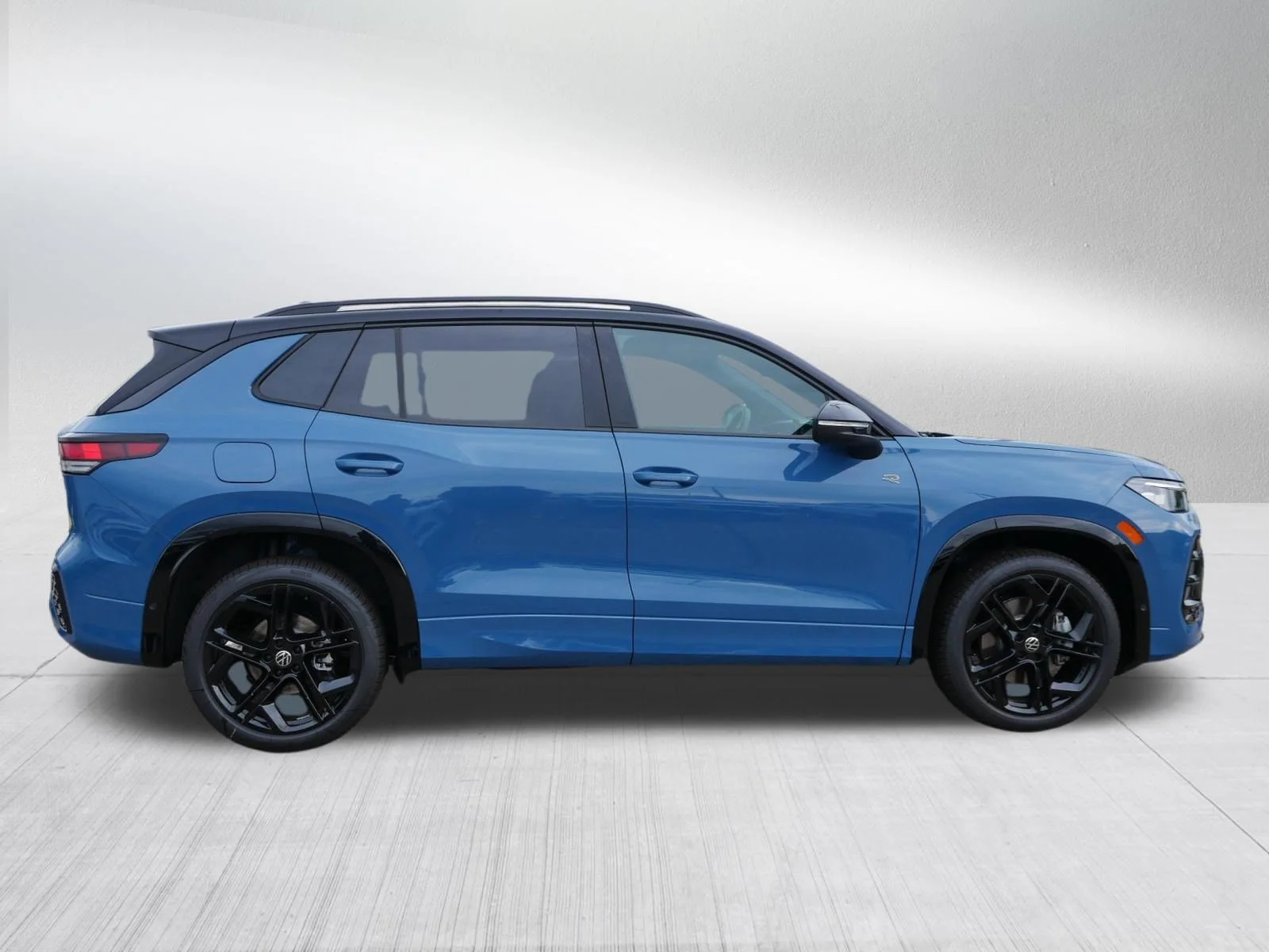 New 2026 Monterey Blue w/Deep Black Roof Volkswagen SE R-Line Black image 2