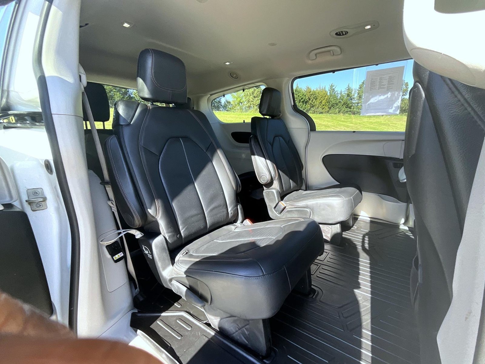 Used 2018 White Chrysler Touring L Plus image 22