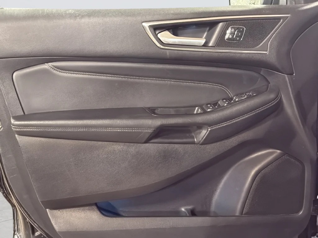 Used 2016  Ford Titanium image 19
