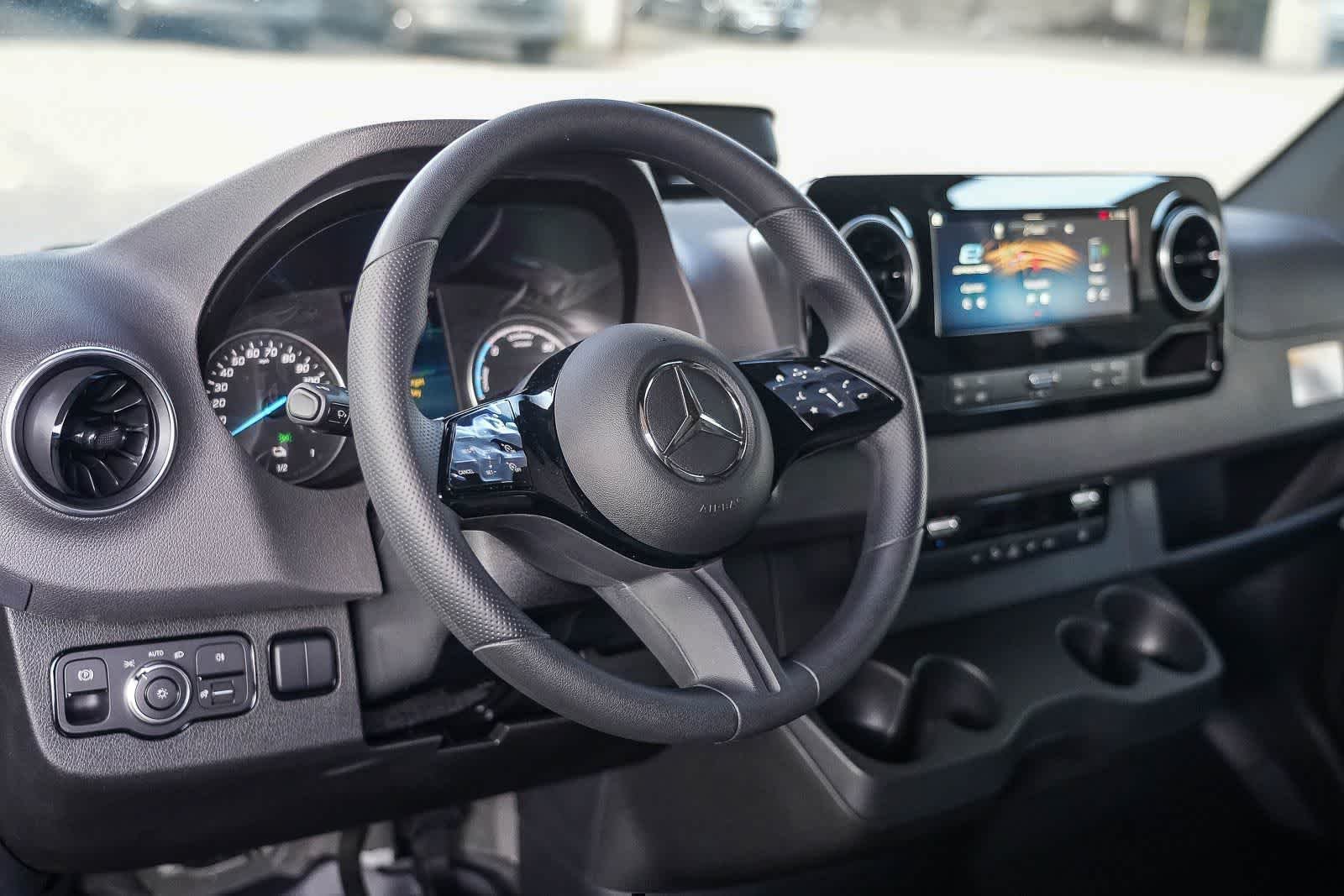 New 2025 Arctic+White Mercedes-Benz Cargo 170WB High Roof 113kw Battery RWD HO Motor image 15