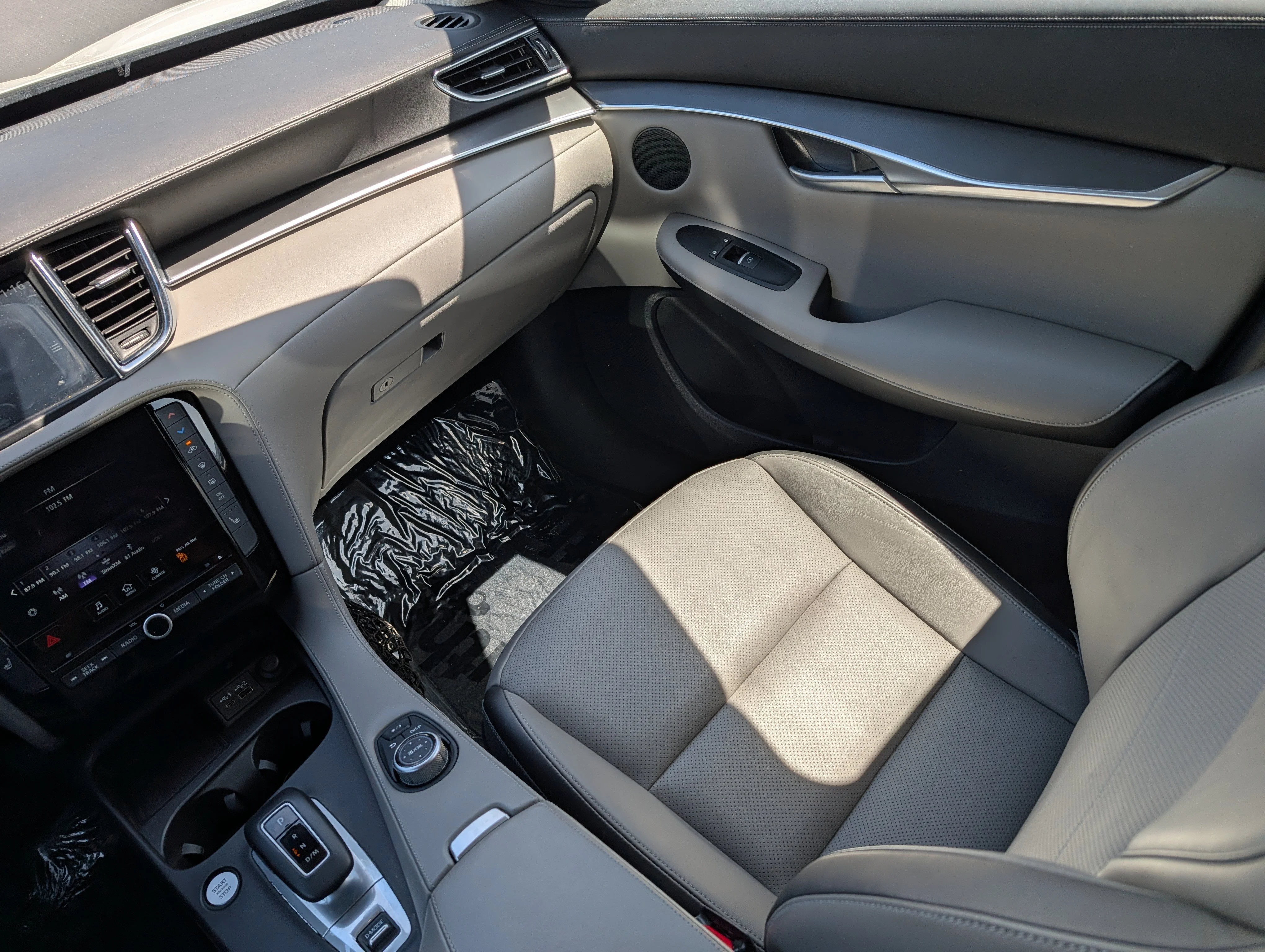 Used 2024 Radiant White INFINITI LUXE image 11