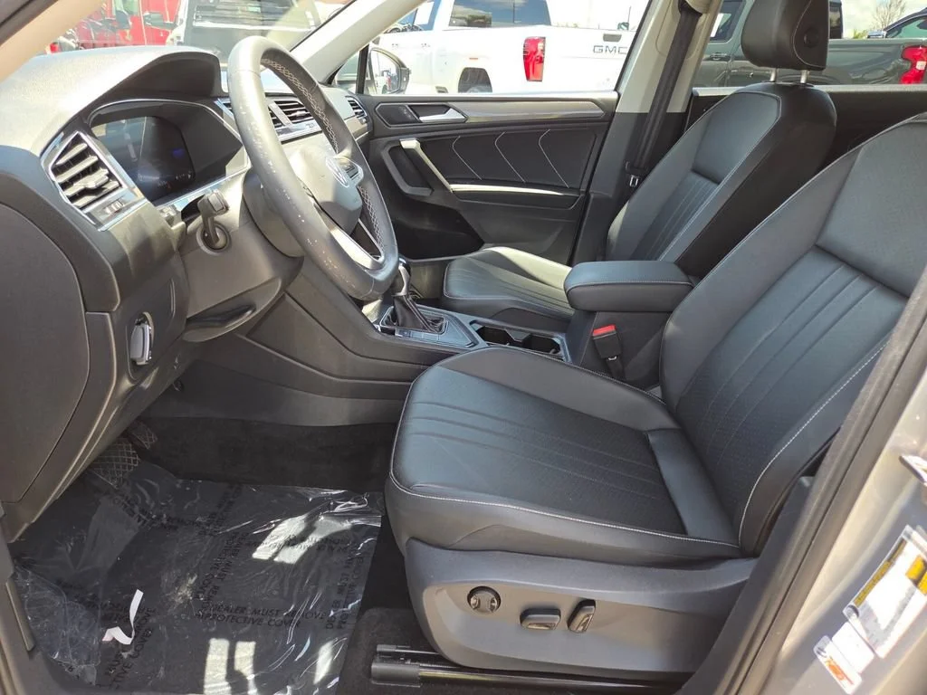 Used 2023 Silver Metallic Volkswagen SE image 30