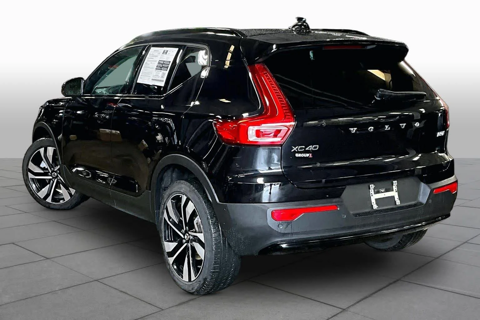 Used 2024 Onyx Black Metallic Volvo Plus Dark Theme image 12