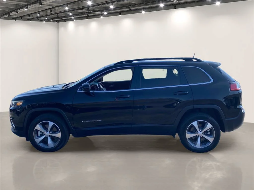 Used 2022 Diamond Black Crystal Pearlcoat Jeep Limited image 4
