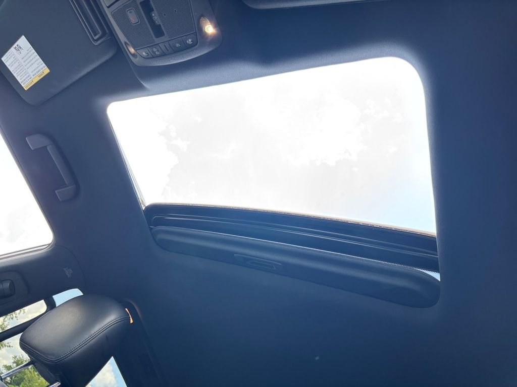 Used 2022 White Nissan SL image 24