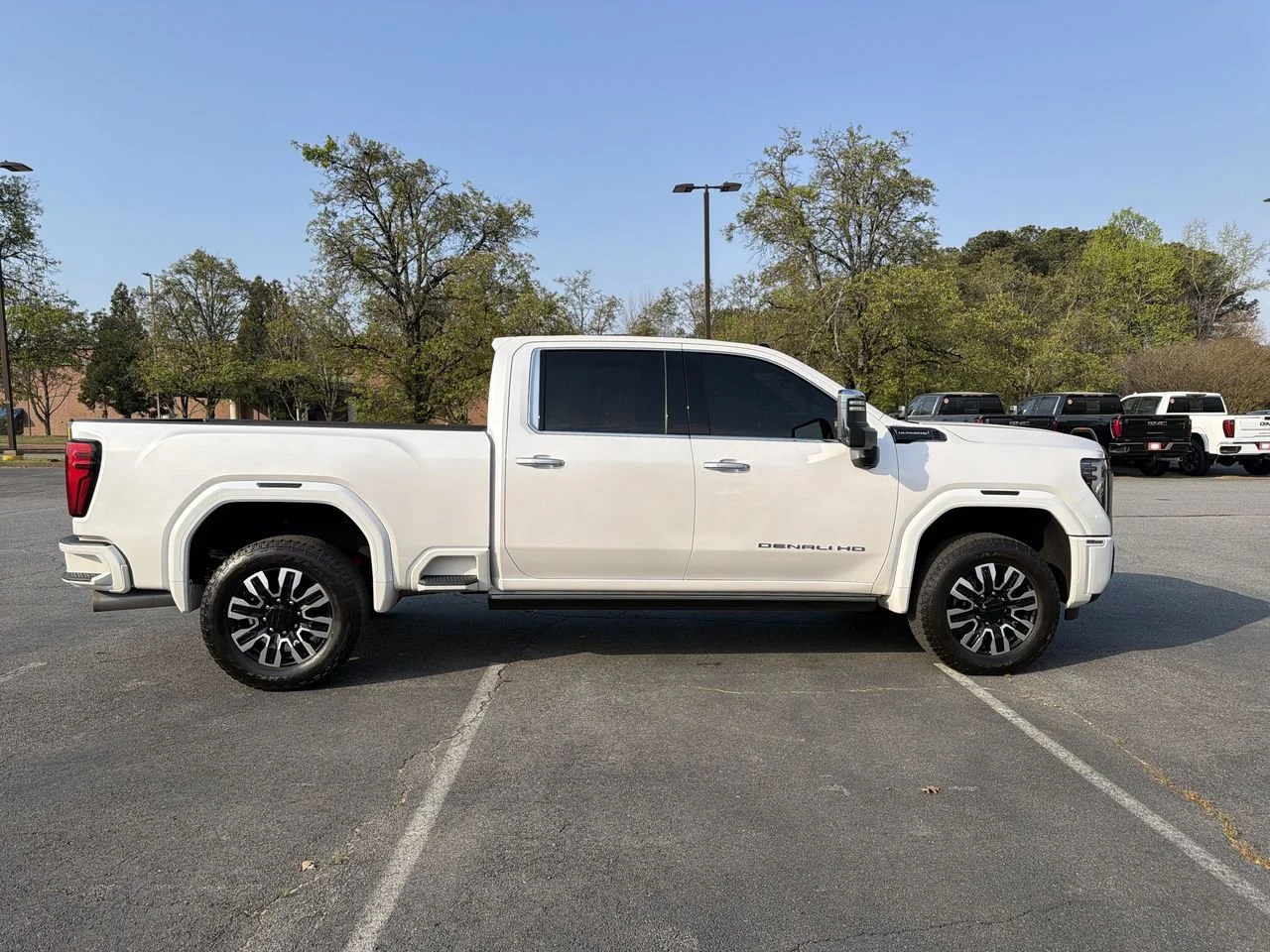 Used 2025 White Frost Tricoat GMC Denali Ultimate image 9