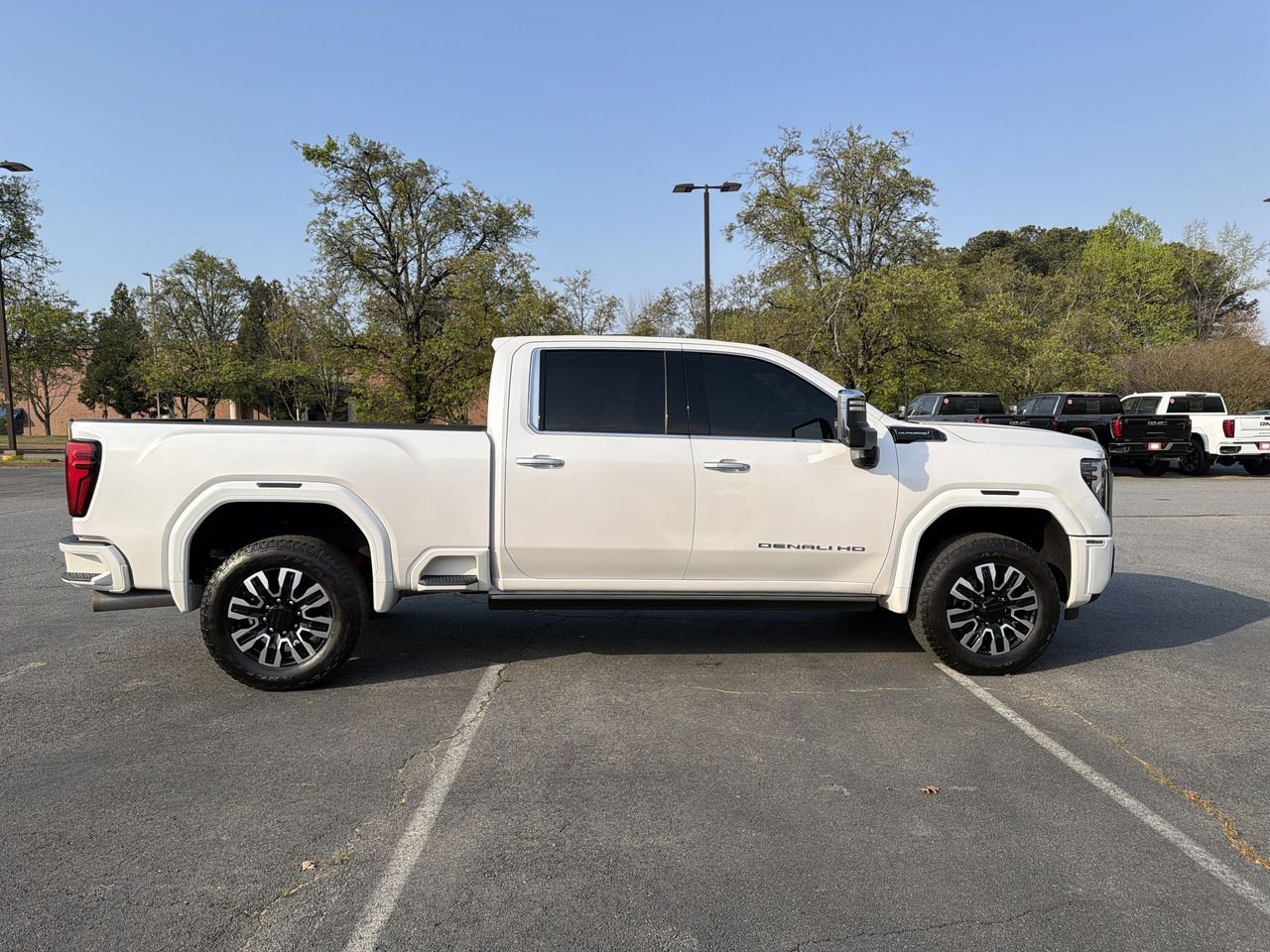Used 2025 White Frost Tricoat GMC Denali Ultimate image 9