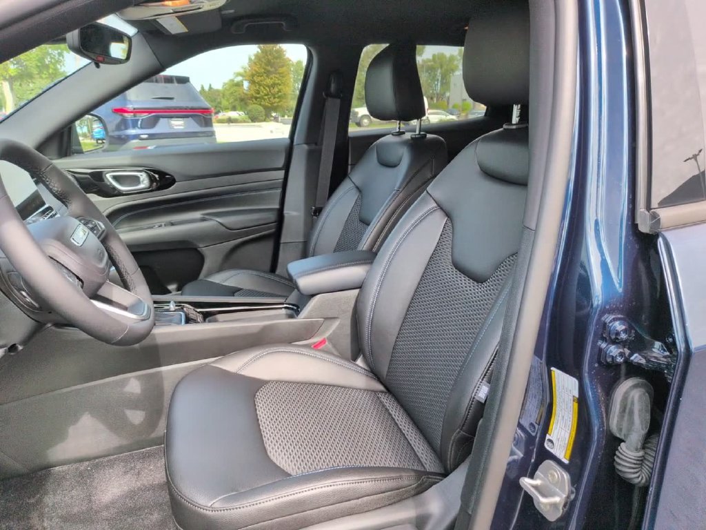 New 2026 Fathom Blue Pearl-Coat Exterior Paint Jeep Latitude image 20