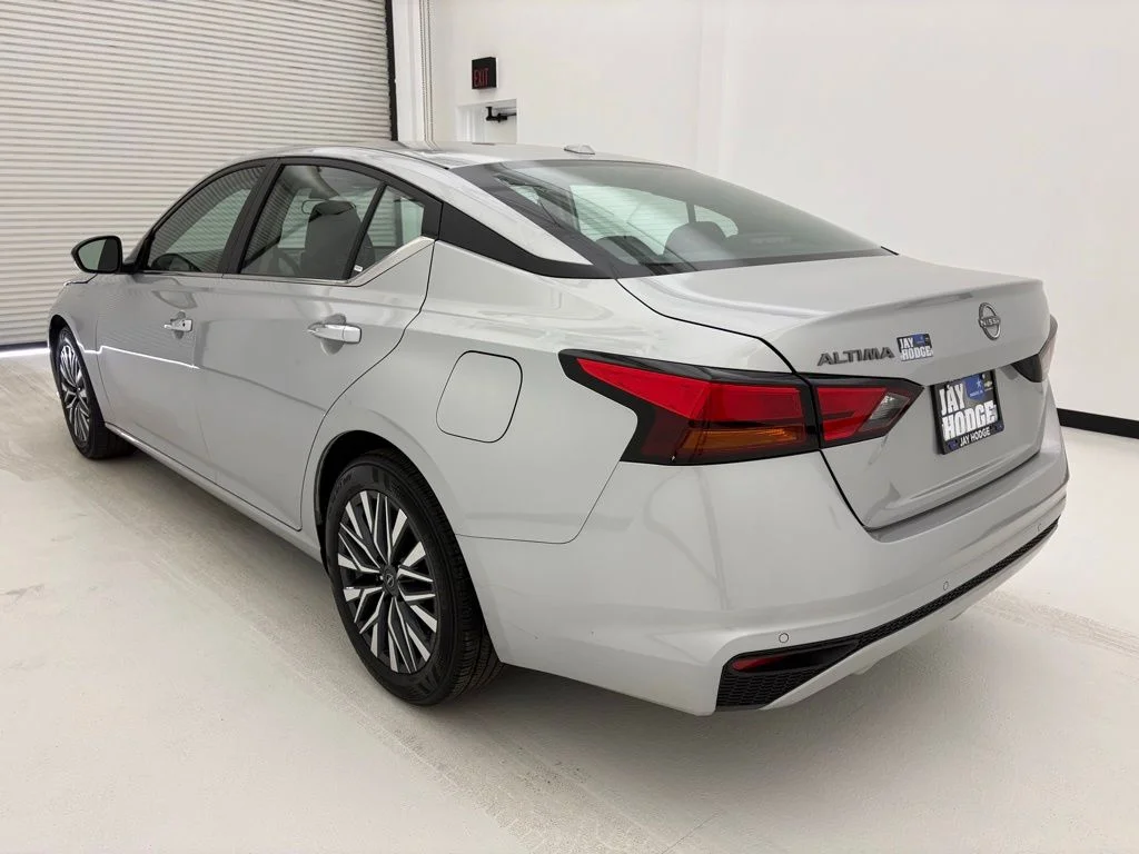 Used 2025 Silver Nissan 2.5 SV image 15