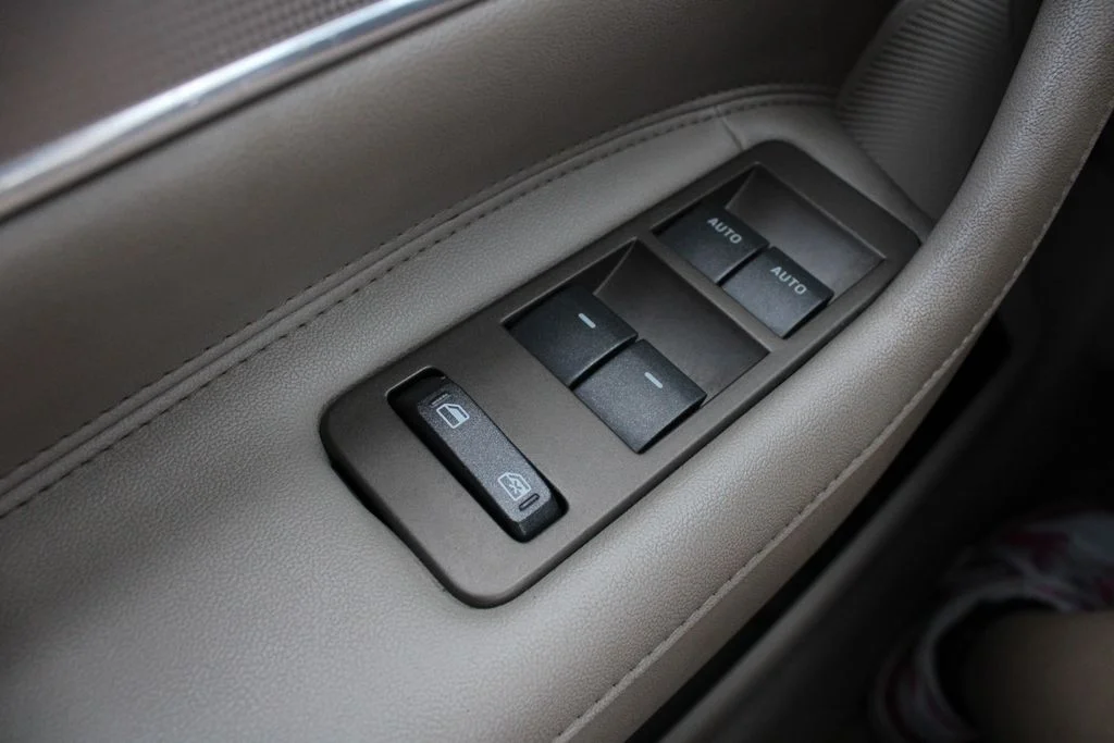 Used 2012 Beige Lincoln Base image 8