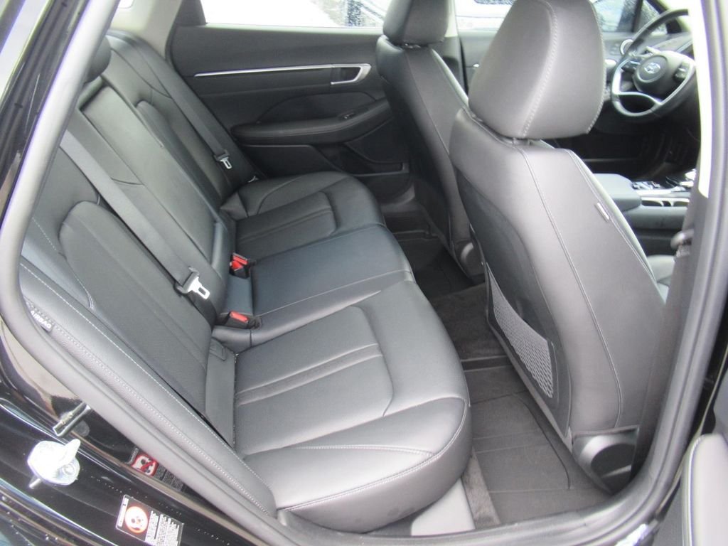 Used 2022 Black Hyundai Limited image 33