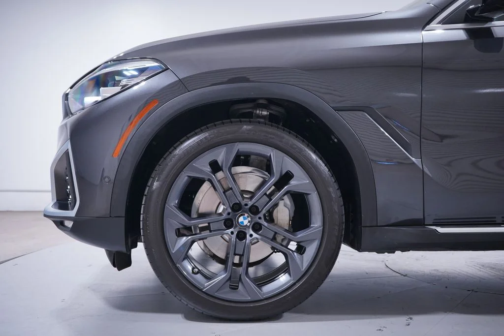 Used 2021 Dark Graphite BMW xDrive40i image 2