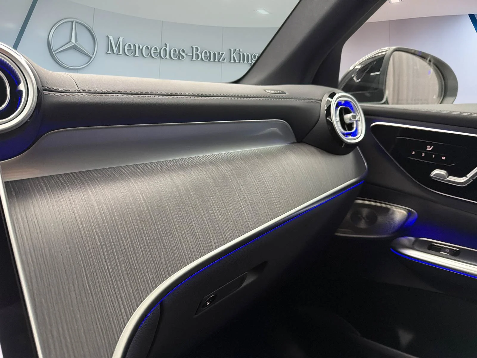 New 2027 White Mercedes-Benz GLC 300 image 19