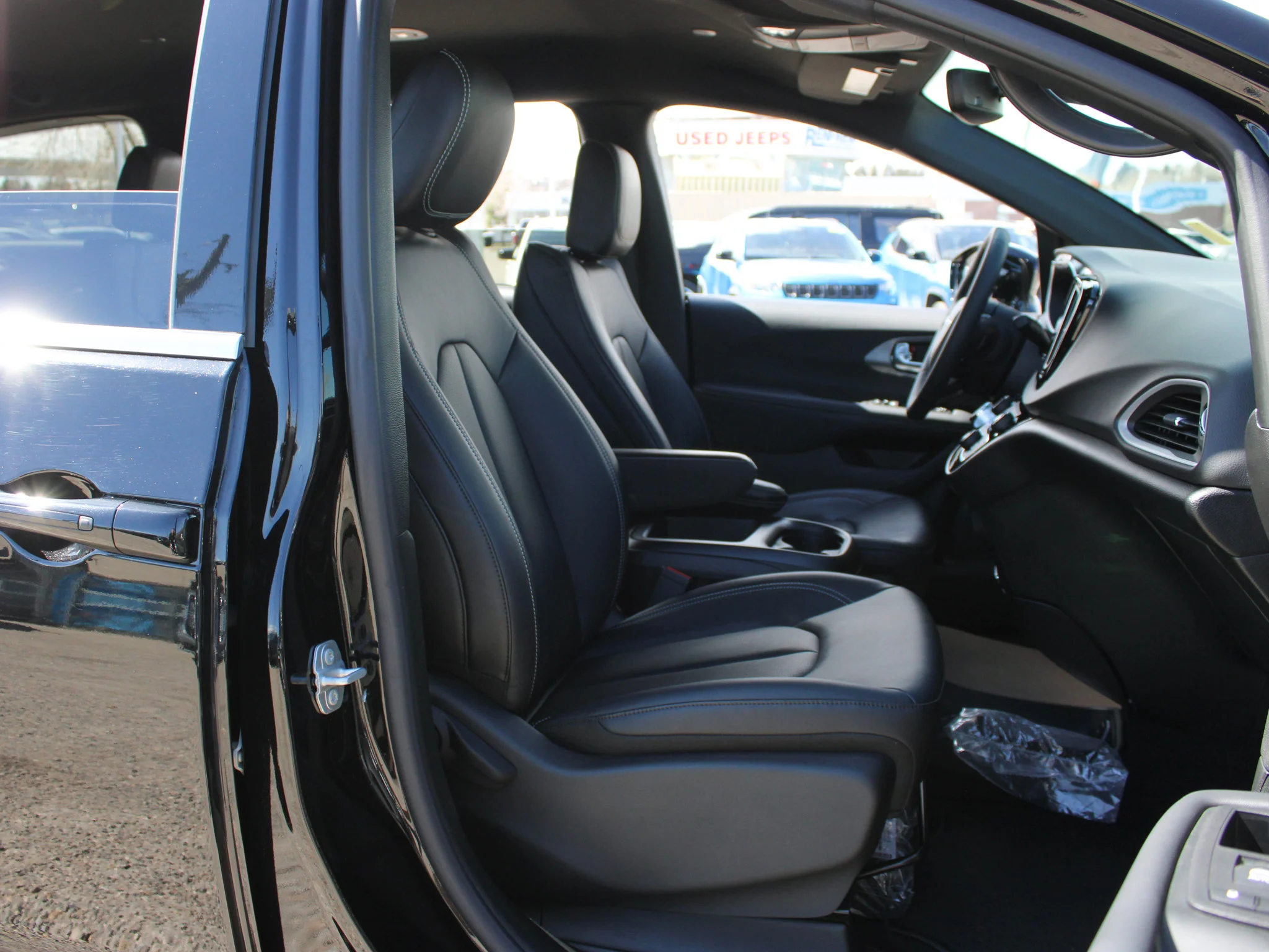 Certified Used 2025 Black Chrysler SXT * V6 | Heated Leather Seats | Adaptive Cruise | Apple CarPlay | Remote Start | Backup Camera image 21