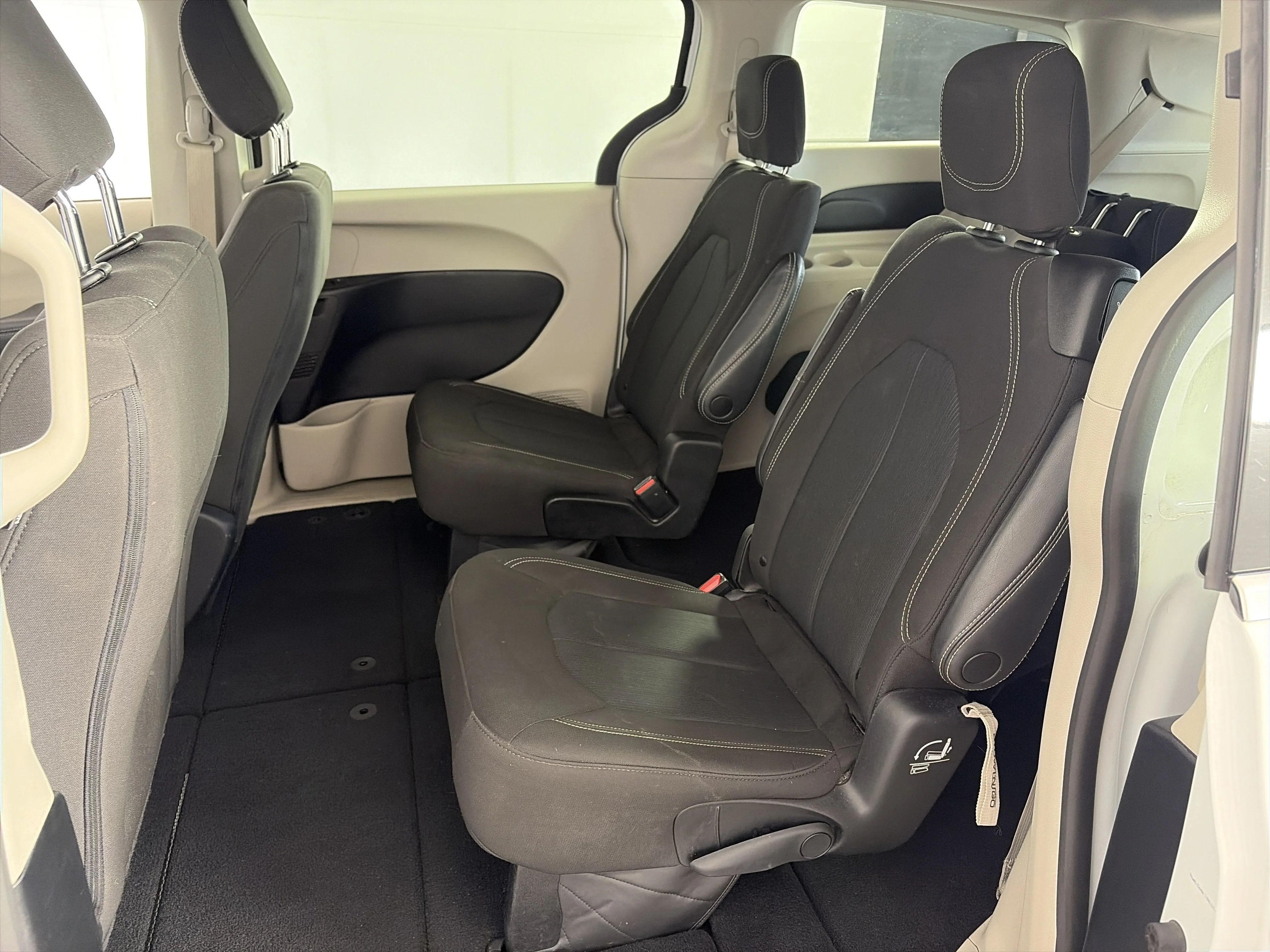 Used 2023 White Chrysler LX image 7