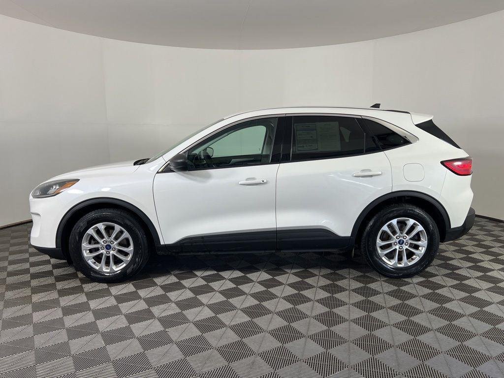 Used 2022 White Metallic Ford SE image 8