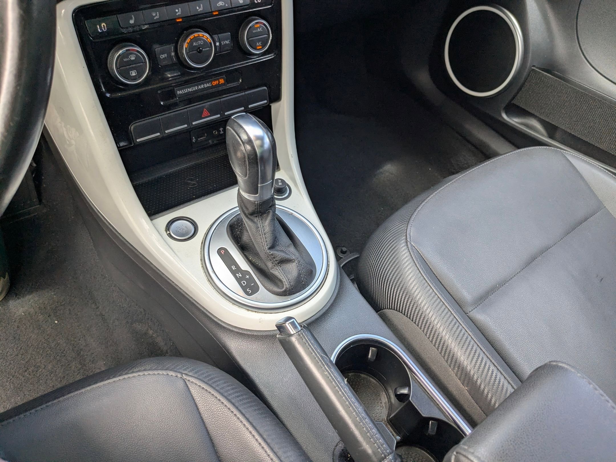 Used 2019 Pure White Volkswagen SE image 19