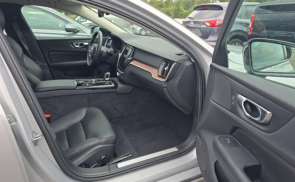 Used 2023  Volvo T8 Plus Dark Theme image 13